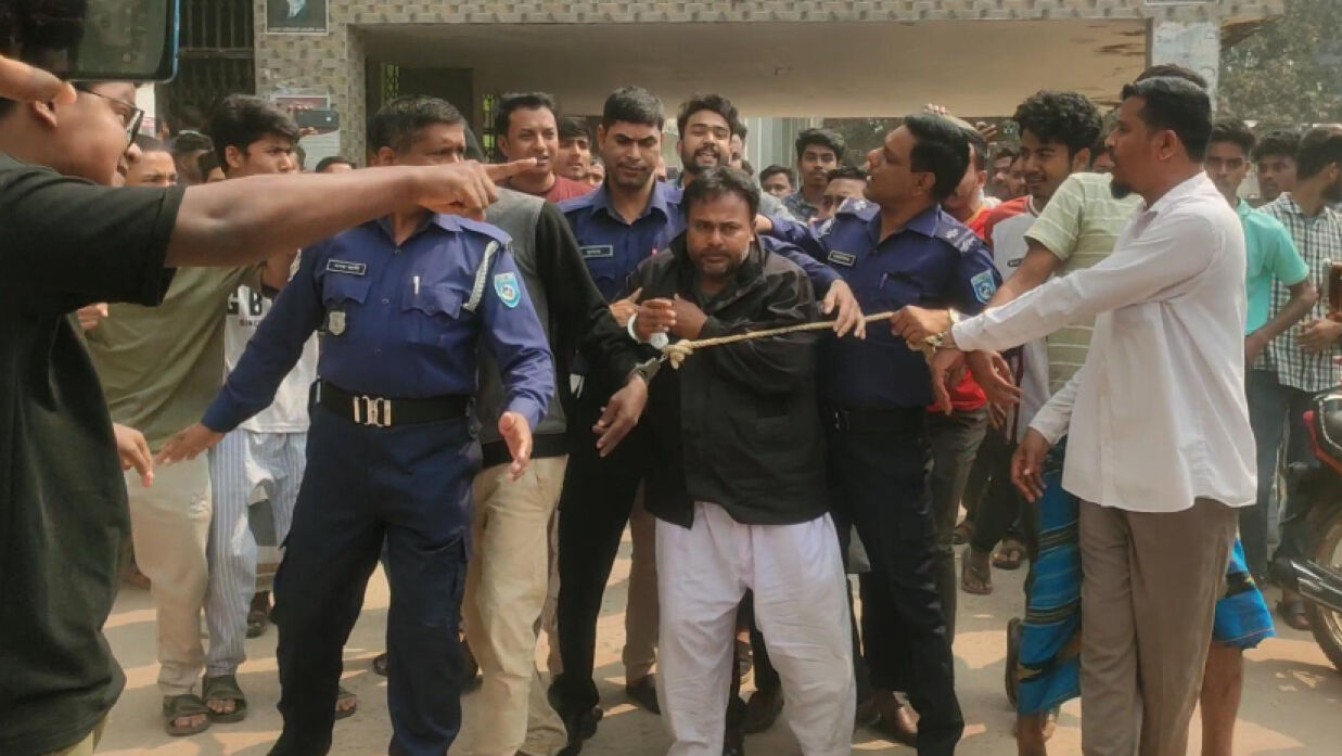 শিক্ষার্থীকে ধর্ষণ: সেই শিক্ষককে আদালত প্রাঙ্গণে গণধোলাই